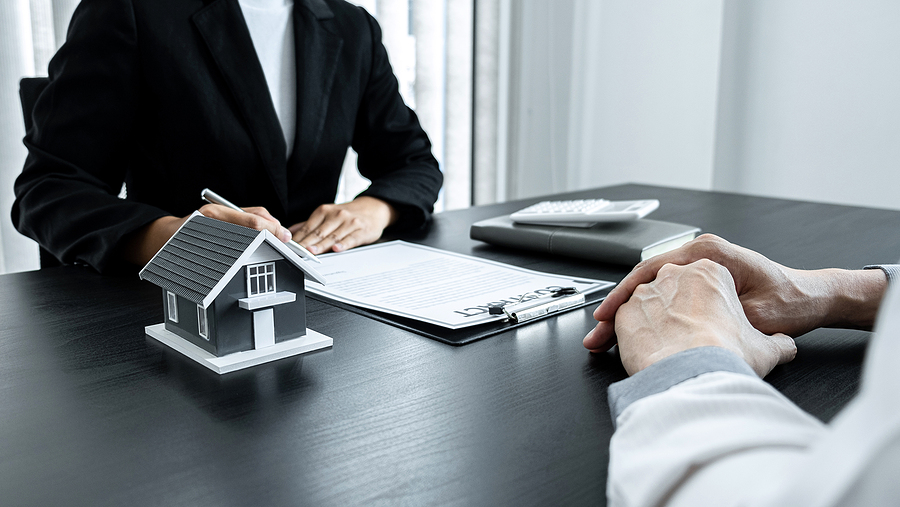 Top three reasons to hire a mortgage broker for claiming an easy home loan